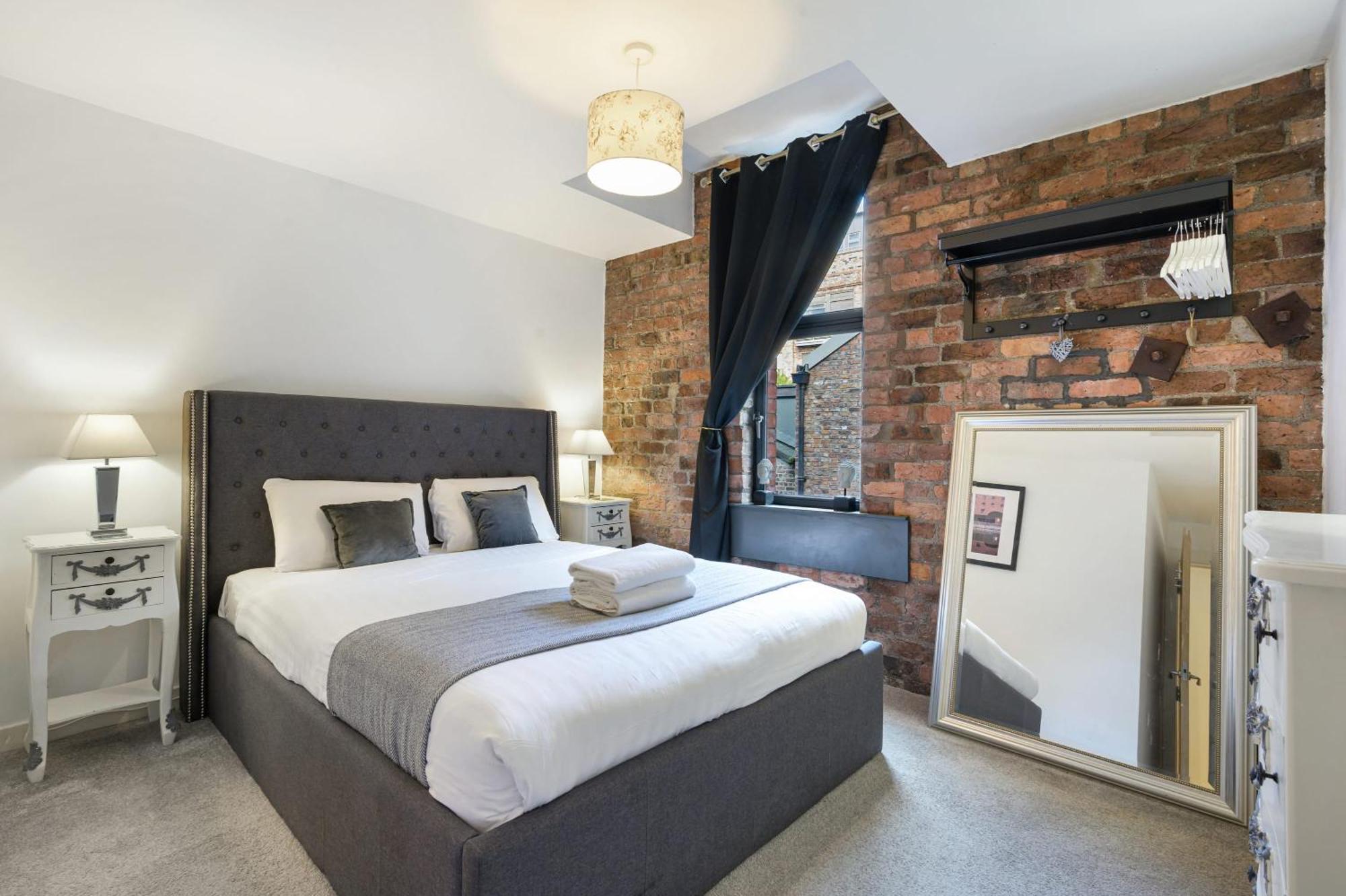 Host & - Henry's Hideaway Apartment